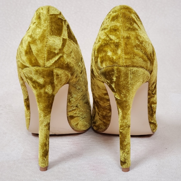 Gold crushed velvet heels - Picture 2 of 8